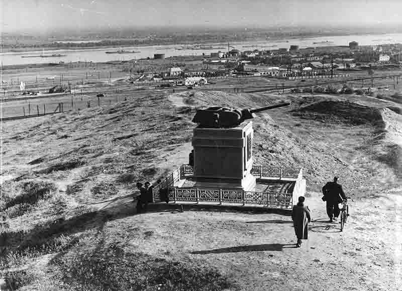 Mamayev Hill: Stalingrad's aftermath A black and white image depicting a tank turret atop Mamayev Hill in Stalingrad (today Volgograd), surrounded by a serene landscape.